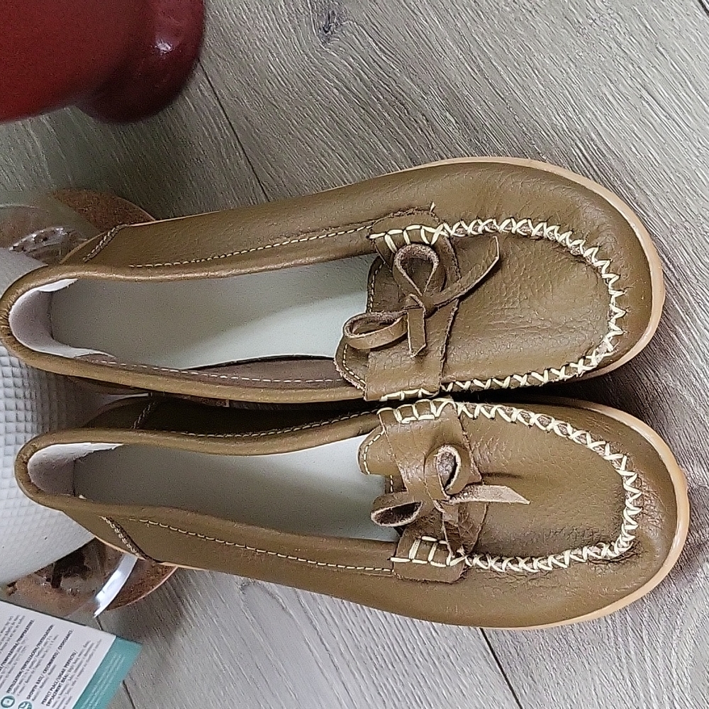 Cute rarely worn light brown flats
